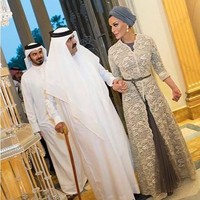 Wanita bernama Moza bint Nasser atau lebih dikenal sebagai Sheikha Moza ini dikenal sebagai ibu negara muslim paling stylish. Mozah merupakan istri kedua dari pemimpin Qatar, Sheikh Hamad bin Khalifa Al Thani. Dari pernikahan dengan Moza, Sheikh Hamad dikaruniai tujuh anak. Sedangkan dari dua istrinya yang lain, dia memiliki 18 anak. Foto: Instagram @mozabintnasser