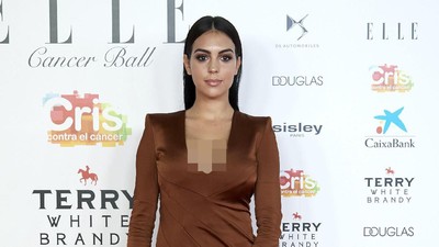 Pacar Cristiano Ronaldo Eksis di Red Carpet, Seksi Pakai Gaun Belahan Tinggi