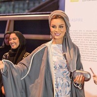 Sheikha Moza bukan hanya dikenal sebagai ibu negara yang stylish. Sosoknya pun dianggap menginspirasi karena dia sangat memedulikan pendidikan. Moza bint Nasser menjadi salah satu wanita yang aktif mengembangkan pendidikan dan ilmu pengetahuan di negaranya. Foto: Instagram @mozabintnasser