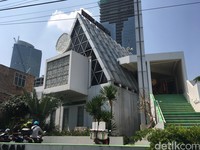 Masjid Jamie Darussalam di Tanah Abang, Jakarta Pusat. Bentuk segitiga di masjid tersebut adalah rancangan Ridwan Kamil