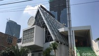 Masjid Jamie Darussalam, terletak di Tanah Abang, Jakarta Pusat. Masjid yang diresmikan pada Juni 2015 ini memiliki bentuk segi tiga. Arief Ikhsanudin/detikcom