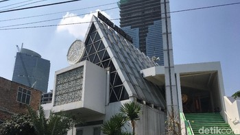 Masjid Jami Darussalam. Selain masjid Al Safar yang memiliki bentuk segi tiga, Masjid Jami Darussalam, di Tanah Abang, Jakarta Pusat juga memiliki bentuk serupa. Tanpa kubah, bentuk masjid ini seperti atap rumah yang berbeda dengan kebanyakan masjid-masjid lain di Indonesia. Masjid Jami Darussalam diresmikan pada Juni 2015. Foto: Arief Ikhsanudin/detikcom