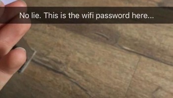 Password wi-fi yang super banget. Awas typo saat menyalinnya ke gadget. (Foto: Boredpanda.com)