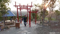 Jalan setapak menuju gardu pandang di Puncak Sosok (Pradito Rida Pertana/detikcom) 