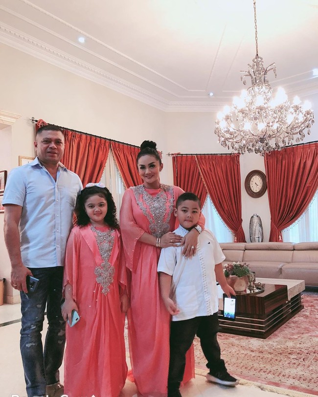 Kaftan dengan desain yang mewah berhias payet masih jadi andalan Krisdayanti yang tampil senada dengan putrinya, Amora. Kedua pria pun memilih kemeja putih sebagai padanannya. Foto: Instagram