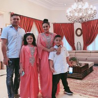 Kaftan dengan desain yang mewah berhias payet masih jadi andalan Krisdayanti yang tampil senada dengan putrinya, Amora. Kedua pria pun memilih kemeja putih sebagai padanannya. Foto: Instagram