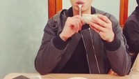 Selain camilan gurih, pemain Happy Home ini juga gemar makan dessert manis. Ya, kali ini Hye Seop memilih es krim. Foto: Instagram imhyoseop