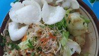 Tak hanya dipadu dengan tahu goreng biasa. Tahu dengan isian sayuran juga enak dicampur dalam sajian ini. Foto: Instagram@tan_tanto_chan