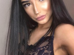 Gara-gara Foto Kaki Bersama Pria, Wanita Ini Dituduh Rebut Pacar Wanita Lain