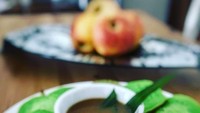 Dalam versi tradisional, surabi pandan punya bentuk yang lebih pipih. Pelengkap surabi ini ada saus gula merah yang bisa jadi cocolan.  Foto: istimewa
