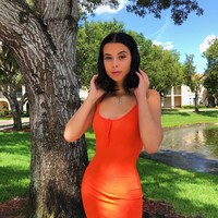 Arii belakangan jadi viral dan diperbincangkan di Twitter. Dalam sebuah unggahan yang kini sudah dihapus, ia mengungkap jika tidak bisa menjual banyak baju dari brand busananya, ERA. Padahal ia hanya harus menjual paling tidak 36 potong saja. Hal tersebut mengejutkan netizen mengingat follower Arii yang mencapai lebih dari 2 juta. Foto: Instagram @arii