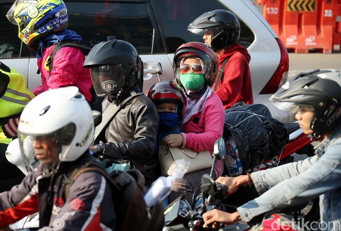 Mudik jadi momen yang ditunggu untuk berlebaran bersama keluarga di kampung halaman. Meski berbahaya, tak sedikit warga yang membawa anak untuk mudik naik motor.