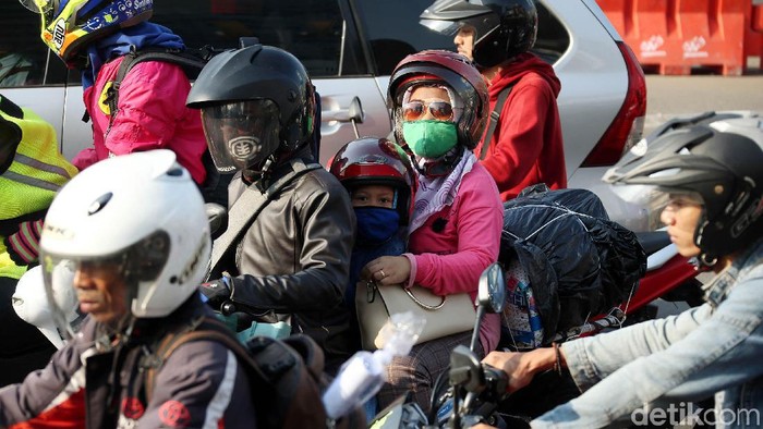Pemudik Motor Bawa Anak Mudik jadi momen yang ditunggu untuk berlebaran bersama keluarga di kampung halaman. Meski berbahaya, tak sedikit warga yang membawa anak untuk mudik naik motor.