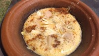 Surabi yang satu ini belum matang karena masih dimasak. Supaya matang, surabi harus dimasak sambil ditutup. Wah ini toppingnya sosis, ayam suwir dan abon. Foto: istimewa