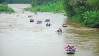 Wisatawan bisa menguji nyali dengan menyusuri sungai Serayu 7 kilometer hingga 14 kilometer. (Uje Hartono/detikcom)