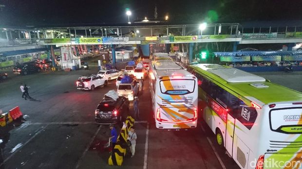 Kondisi di kantong parkir dermaga masih ramai lancar