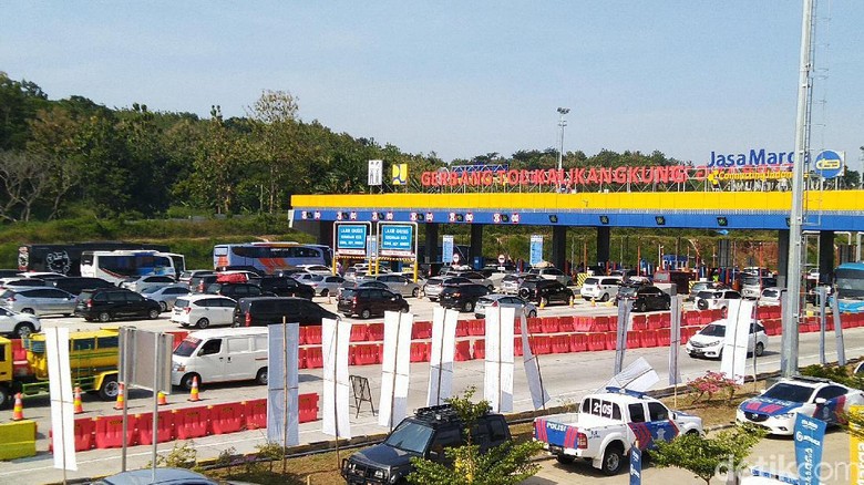 Pemudik di Tol Batang Meningkat, Rest Area KM 379 Rawan Macet Pemudik di Tol Batang Meningkat, Rest Area KM 379 Rawan Macet