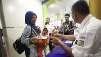 Penumpang yang hendak mudik ini sebagian besar terlihat merupakan keluarga yang membawa anak-anak.