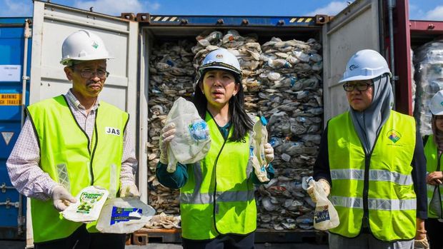 Menteri Lingkungan Malaysia Yeo Bee Yin kirim balik sampah plastik impor / 