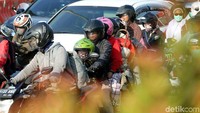 Memasuki musim mudik lebaran, tak sedikit warga yang memboyong sanak keluarga untuk mudik naik motor.