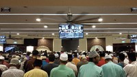 Ramadhan sudah hampir berakhir, tapi saf-saf salat tarawih dan witir di Masjid Maarof Singapura masih penuh sampai saf paling belakang. (Bening Tirta Muhammad/Istimewa)