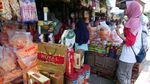 Pasar Kue di Ciracas Diserbu Pembeli Jelang Lebaran