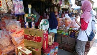 Beragam kue kering dan makanan manis dijual di pasar kue tersebut. Banyaknya jenis kue kering yang dipasarkan memberikan banyak pilihan bagi para pembeli.