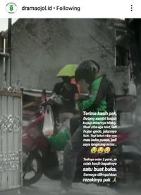 Pastikan Pelanggan Buka Puasa Tepat Waktu, Driver Ojol Ini Rela Kuyup Saat Antar Makanan