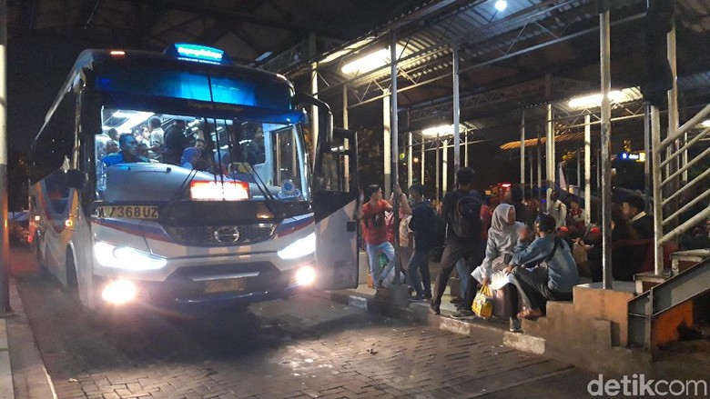 Puncak Arus Mudik di Terminal Purabaya Diprediksi Malam Ini Puncak Arus Mudik di Terminal Purabaya Diprediksi Malam Ini