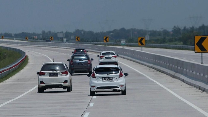 Kehadiran jalan Tol Trans Jawa yang menghubungkan Jakarta hingga ke Surabaya menjadi pilihan masyarakat yang hendak mudik Lebaran tahun ini.