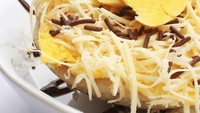 Paduan keju, meises hingga irisan pisang jadi topping surabi yang satu ini. Meski tampak sederhana, surabi ini tampil menggoda.  Foto: istimewa