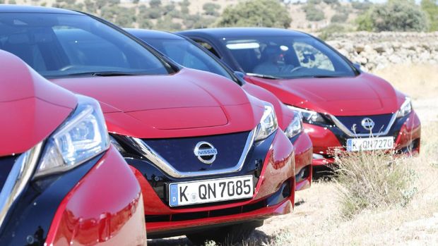 Beberapa mobil yang membawa wartawan dari Asia dan Oceania saat menjajal Nissan LEAF.