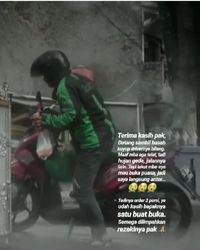 Pastikan Pelanggan Buka Puasa Tepat Waktu, Driver Ojol Ini Rela Kuyup Saat Antar Makanan