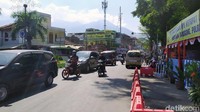 Di kawasan Kadungora-Leles, tidak terjadi penumpukan kendaraan. Arus lalu lintas pun terpantau ramai namun tetap lancar.