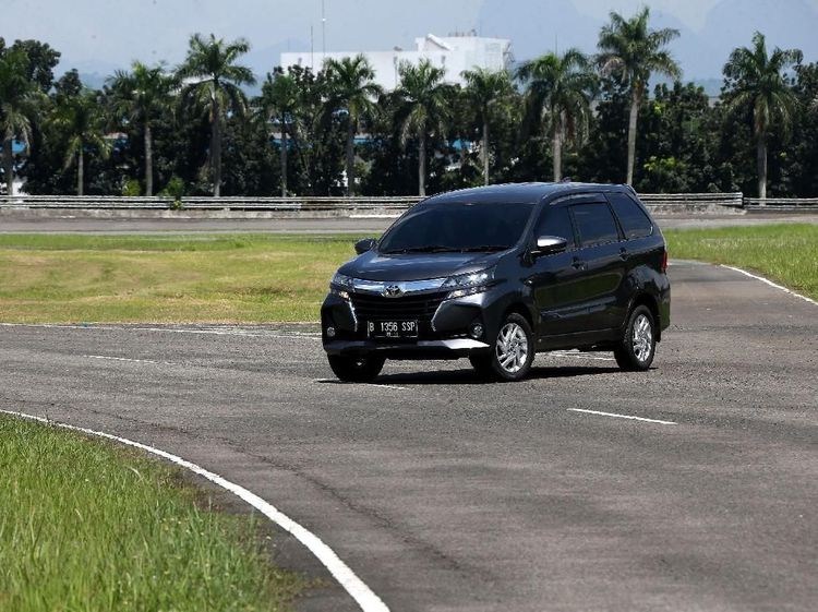 Serupa Tapi Tak Sama, Mobil Kembar Berbeda Nasib