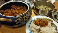 Merasakan ifthar dengan aneka macam makanan dari berbagai negara. Di Islamic Center di Lund, Swedia, setiap Sabtu ada iftar besar yang makanannya melimpah ruah dan kebanyakan khas Timur Tengah. (Mushonnifun Faiz Sugihartanto/Istimewa)