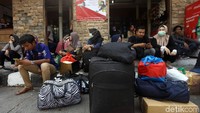 Memasuki H-5 lebaran, aktivitas di Terminal Grogol mulai sibuk dipenuhi oleh para pemudik yang ingin pulang ke kampung halaman.