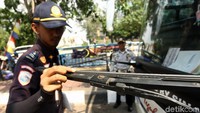 Sejumlah pengecekan pun dilakukan petugas bagi bus-bus yang akan berangkat untuk mengantarkan pemudik ke kampung halaman.