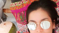 Mengintip Instagramnya, wanita berusia 41 tahun ini gemar meminum kelapa muda. Lihat saja gaya bersantainya ini. Foto: Instagram lutob