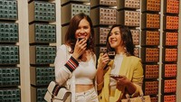 Berfoto dengan sahabar. Jessica terlihat sedang menyicip secangkir kopi hangat. Gayanya keren yah!  Foto: Instagram@jscmila