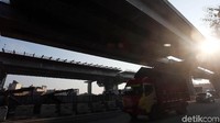 Ruas tol Jakarta-Cikampek arah Cikampek dari kilometer 1 hingga 71 umumnya ramai lancar. Namun arus terpantau padat di kilometer 54 sampai 57.