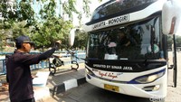 Petugas dari Dinas Perhubungan (Dishub) melakukan uji ramp check di Terminal Grogol, Jakarta. Jumat (31/5/2019).