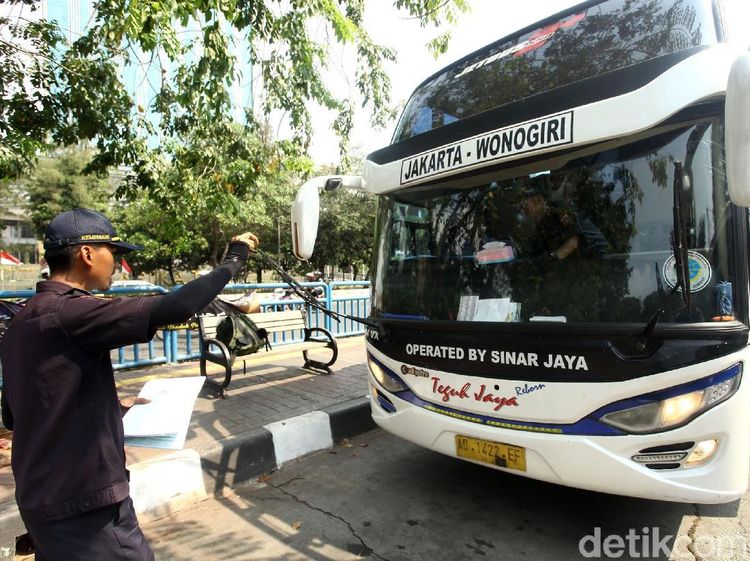 Sebelum Tancap Gas, Bus di Terminal Grogol Jalani Uji Kelayakan