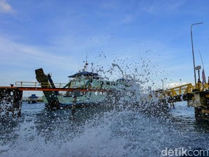 Angin Kencang dan Gelombang Tinggi di Selat Bali, Pemudik Diimbau Waspada