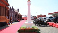 Pos pengamanan (pos pam) di Gresik mengambil tema tahun politik yang diwujudkan dalam bentuk Istana Negara.
