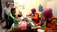 Para petugas kesehatan dengan sigap memeriksa sejumlah sopir.