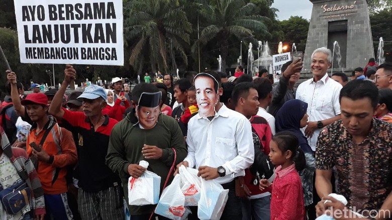 Bagikan Takjil di Solo, Ganjar Gandeng Jokowi-Prabowo Bagikan Takjil di Solo, Ganjar Gandeng Jokowi-Prabowo