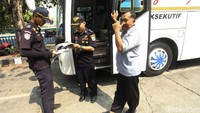 Pemeriksaan dan uji kelayakan bus itu meliputi ban, lampu, wipper hingga sabuk pengamanan yang berada di dalam bus mudik.