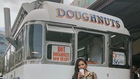 Ngemil donat sambil mencicip kopi hangat. Hayo siapa yang mau menemani ngopi si cantik Jessica Mila? Foto: Instagram@jscmila