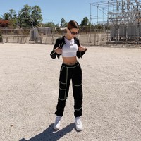 Seorang netizen menyalahkan desain produk yang tidak sesuai dengan imej Arii. Bandingkan saja feed-nya dengan lini produknya. Mereka bahkan tidak dalam estetika yang sama. Jika kamu tidak bisa membayangkannya memakai ini, mengapa pengikutnya harus (memakainya), tulis Jack Appleby. Foto: Instagram @arii